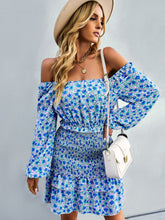 Robe à volants à épaules dénudées et à smocks fleuris